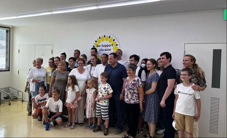 ウクライナ人避難民の方々とセルギーコルスンスキー駐日ウクライナ大使